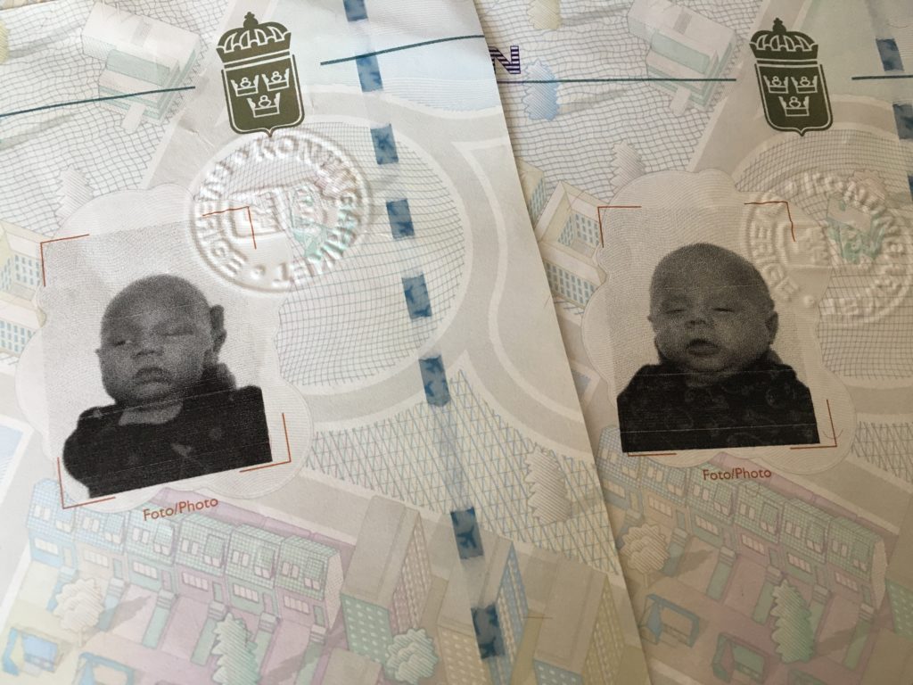 E & B:s första passbilder