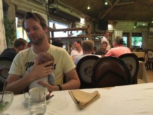 P med C i famnen i förgrunden av åtta fulla tyskar