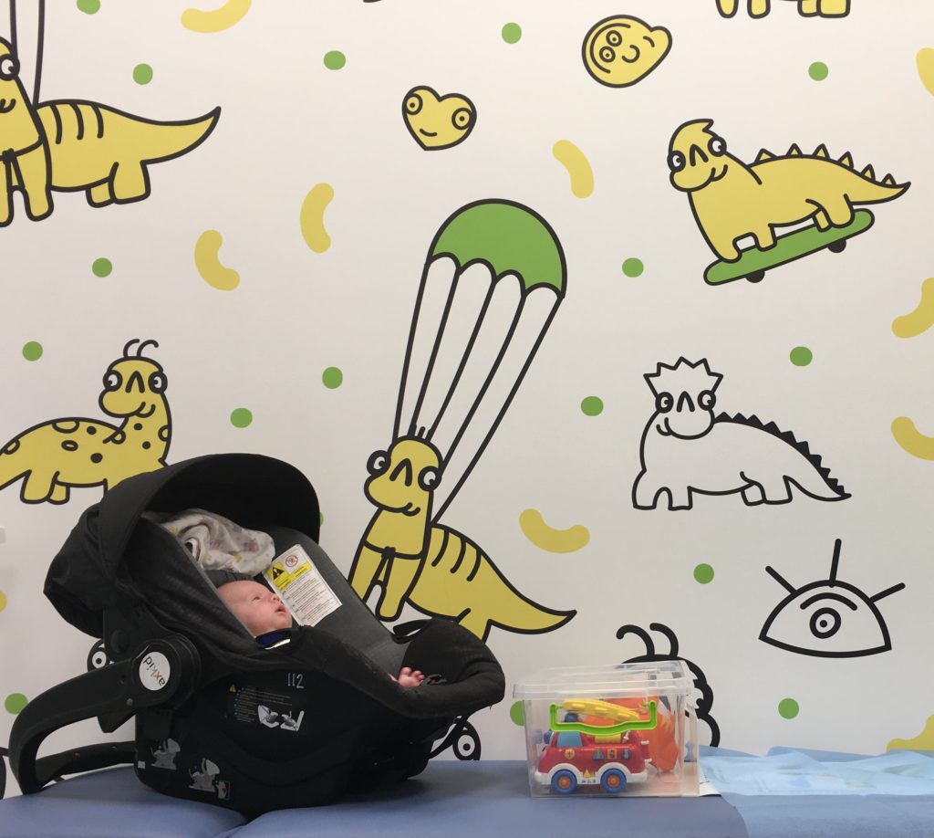 B observerar tapeten